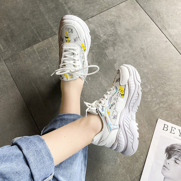 Aktuális női tornacipő durva talppal és rátéttel, különböző színekben