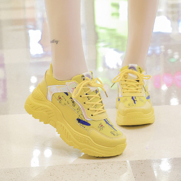 Aktuális női tornacipő durva talppal és rátéttel, különböző színekben