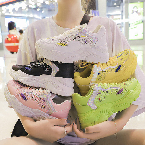 Aktuális női tornacipő durva talppal és rátéttel, különböző színekben