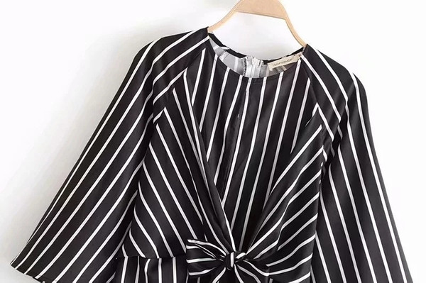 Csíkos női ruha rövid ujjú fekete-fehér színben