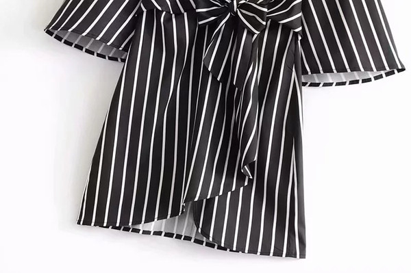 Csíkos női ruha rövid ujjú fekete-fehér színben