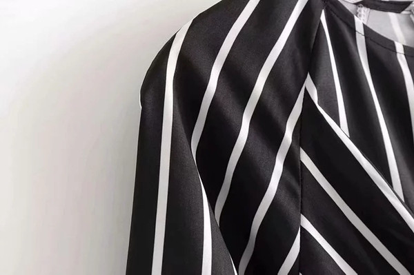 Csíkos női ruha rövid ujjú fekete-fehér színben