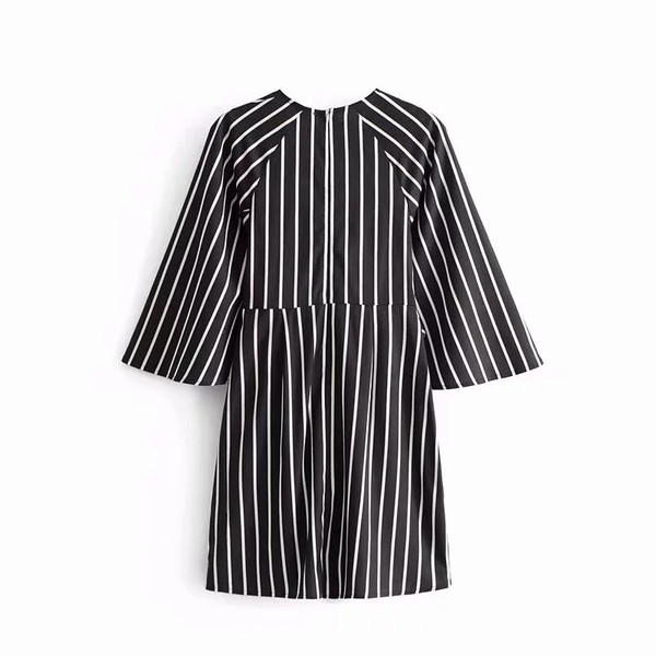 Csíkos női ruha rövid ujjú fekete-fehér színben
