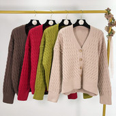 Rövid női kardigán gombokkal és hosszú ujjú - széles modell