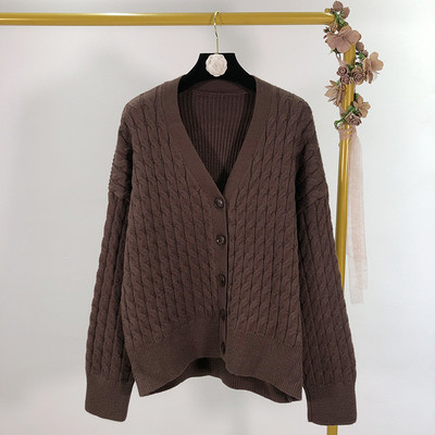 Rövid női kardigán gombokkal és hosszú ujjú - széles modell