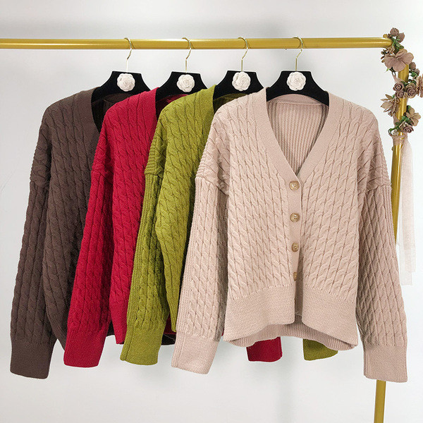 Rövid női kardigán gombokkal és hosszú ujjú - széles modell