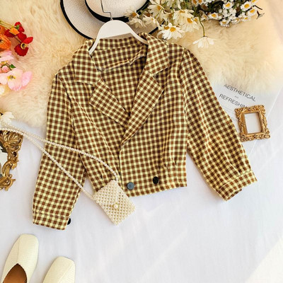 Rövid női kabát gombokkal, négy színben