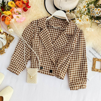 Rövid női kabát gombokkal, négy színben