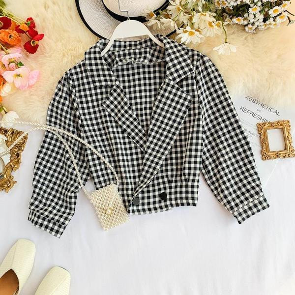 Rövid női kabát gombokkal, négy színben