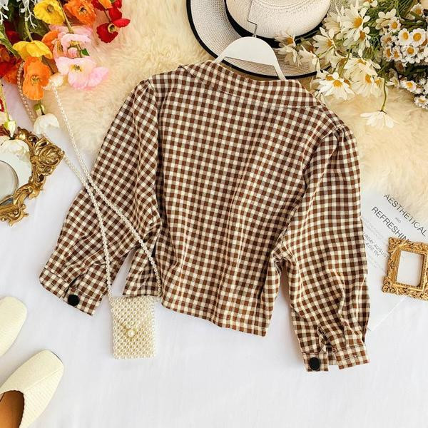 Rövid női kabát gombokkal, négy színben