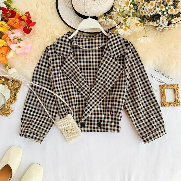 Rövid női kabát gombokkal, négy színben