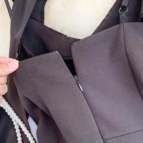 Modern női overall fekete kivágásokkal