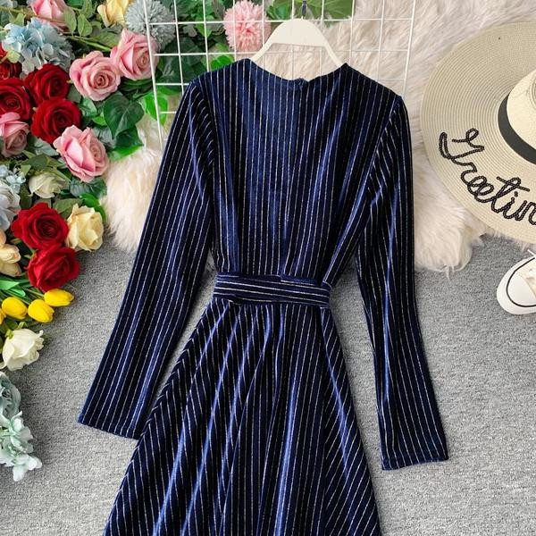 Női csíkos ruha V-nyakkal, két színben