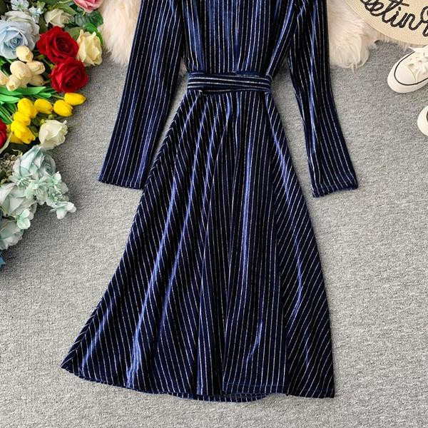 Női csíkos ruha V-nyakkal, két színben