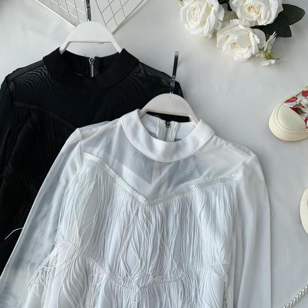 Cămașă elegantă de damă cu franjuri și fermoar în alb și negru