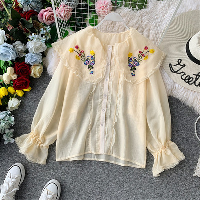 Cămașă modernă de damă cu broderie și nasturi