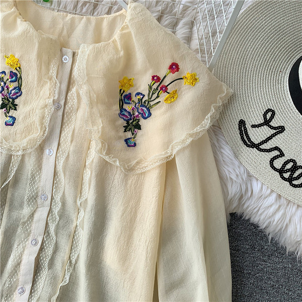 Cămașă modernă de damă cu broderie și nasturi