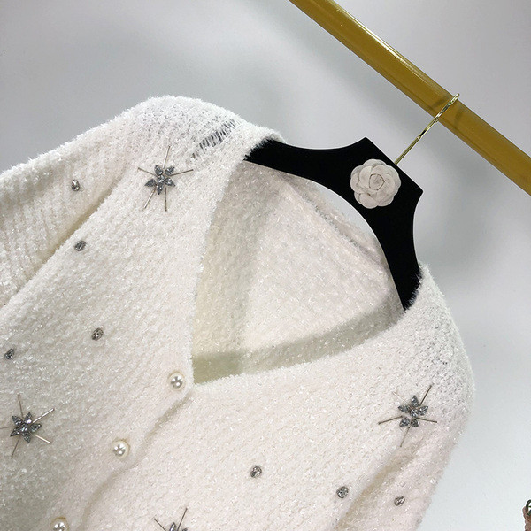 Rövid női mellény gyöngyház gombokkal, fehér színben