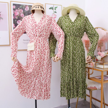 Modern női ruha virágos motívumokkal és V-nyakkal