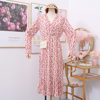 Modern női ruha virágos motívumokkal és V-nyakkal