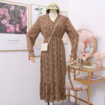 Modern női ruha virágos motívumokkal és V-nyakkal