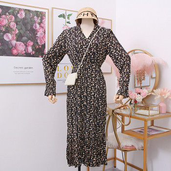 Modern női ruha virágos motívumokkal és V-nyakkal