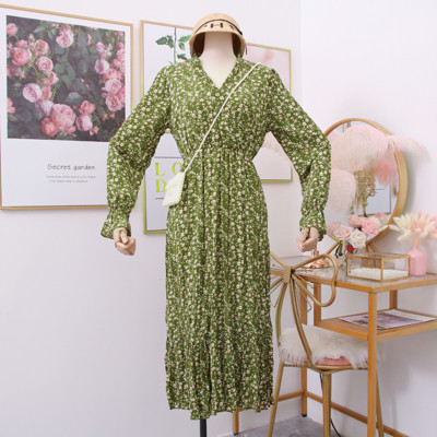 Modern női ruha virágos motívumokkal és V-nyakkal