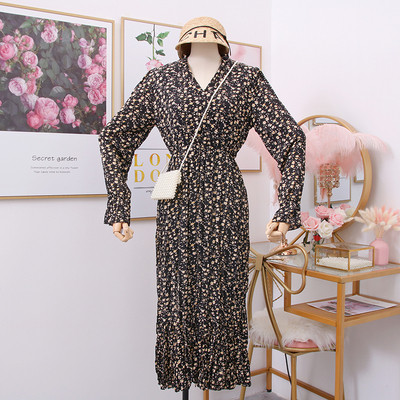 Modern női ruha virágos motívumokkal és V-nyakkal