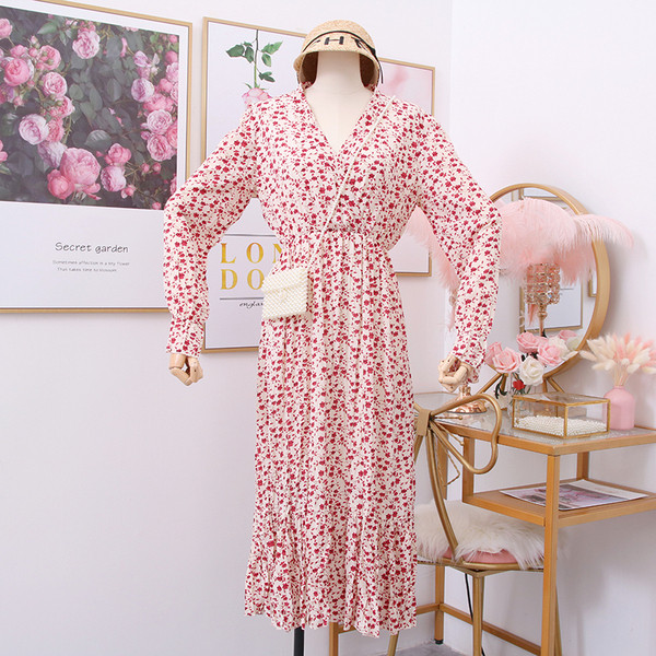 Modern női ruha virágos motívumokkal és V-nyakkal