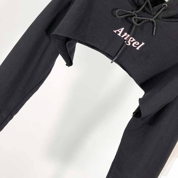 Hanorac scurt de damă cu glugă de culoare neagră