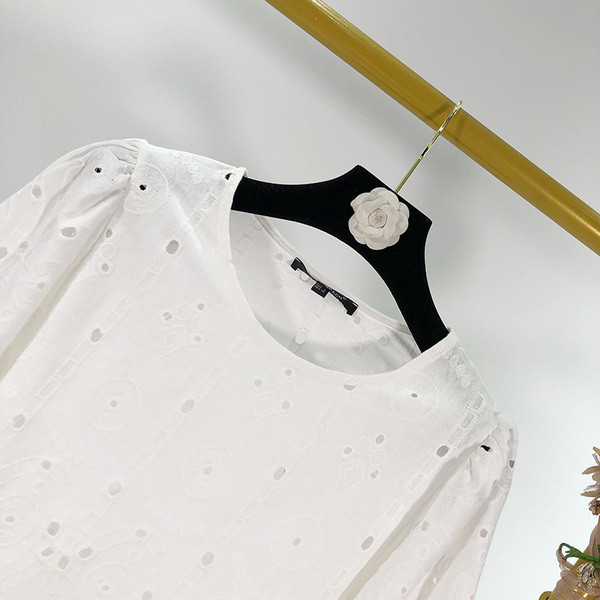 Rövid fehér női blúz, hímzéssel