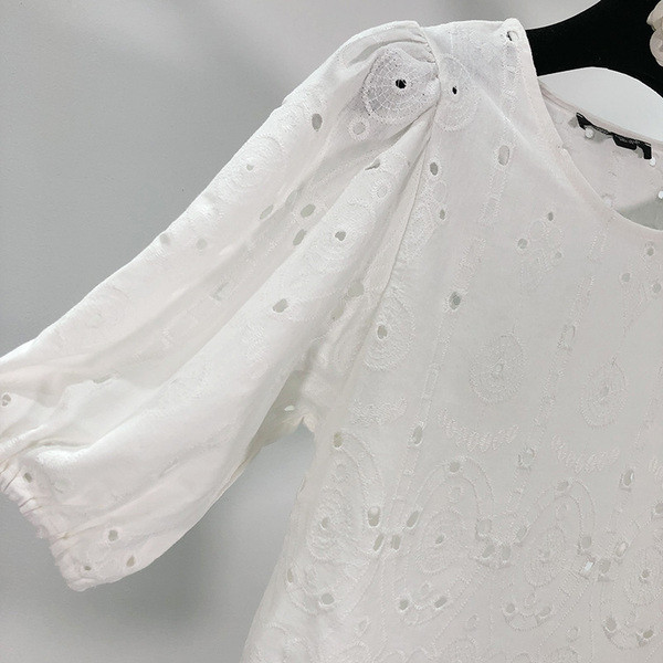 Rövid fehér női blúz, hímzéssel