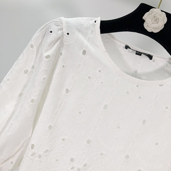 Rövid fehér női blúz, hímzéssel