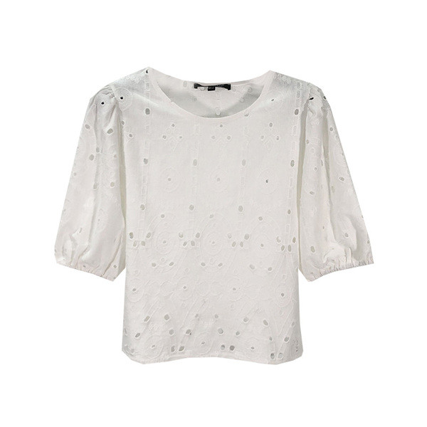 Rövid fehér női blúz, hímzéssel