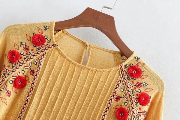 Női blúz színes sárga hímzéssel