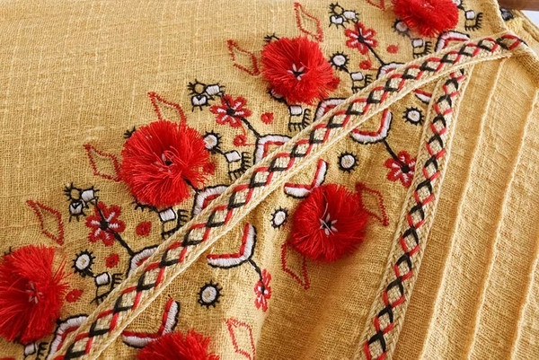 Női blúz színes sárga hímzéssel