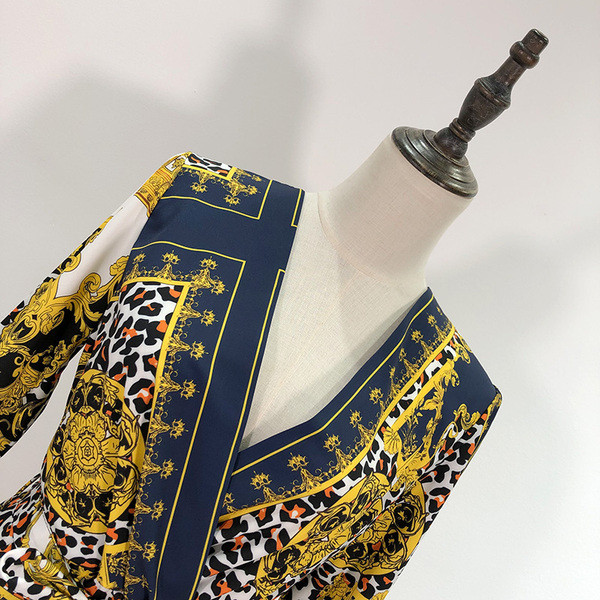 Hosszú, vágott ruha színes mintával