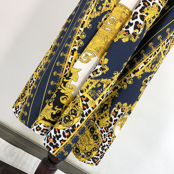 Hosszú, vágott ruha színes mintával