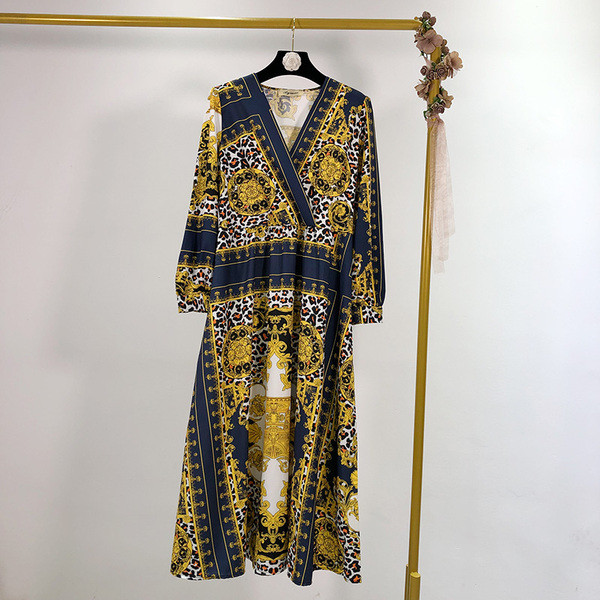 Hosszú, vágott ruha színes mintával