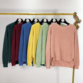 Női széles pulóver hasítékokkal, különböző színekben