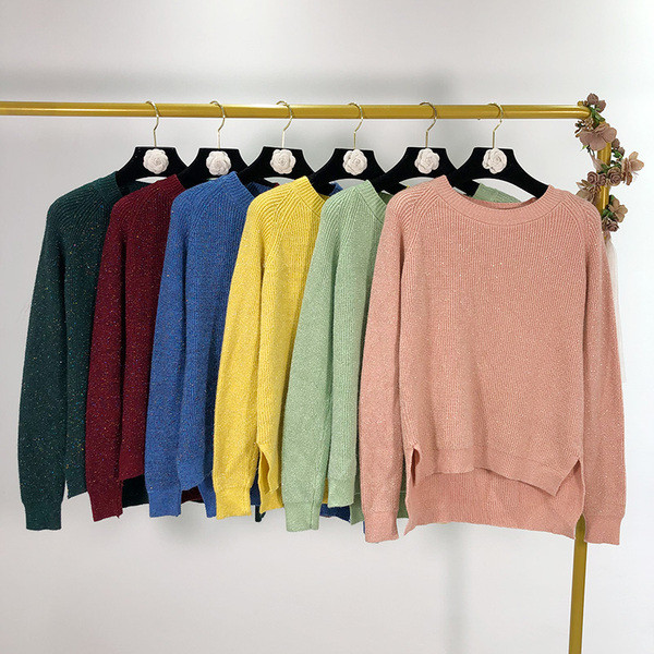 Női széles pulóver hasítékokkal, különböző színekben