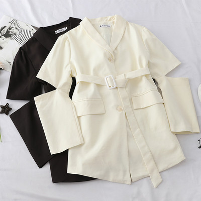 Модерно дамско сако с изрязани части и колан в черен и бял цвят