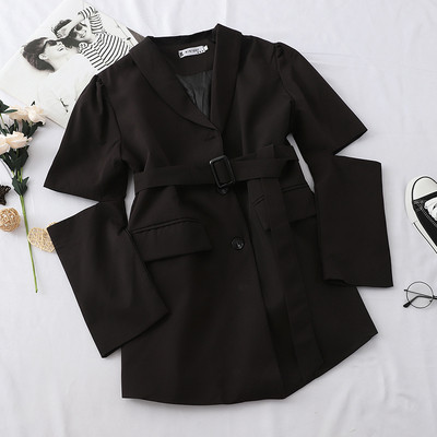 Modern női kabát kivágott részekkel és övvel fekete-fehér színben