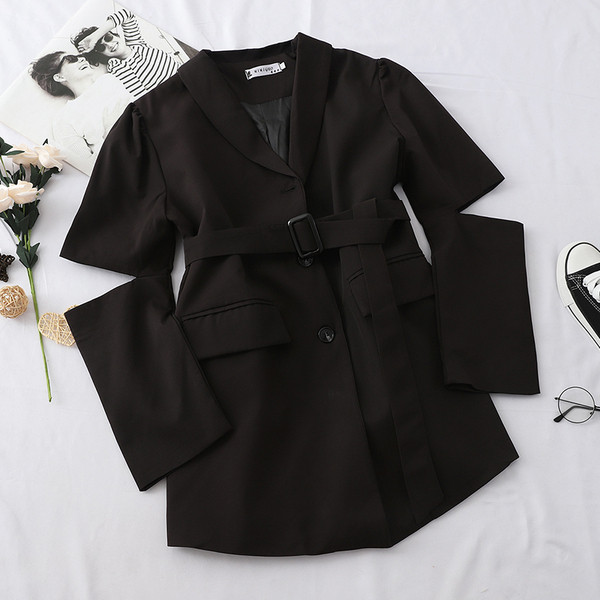 Modern női kabát kivágott részekkel és övvel fekete-fehér színben