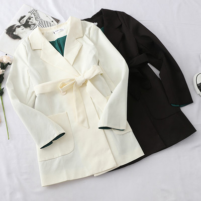 Стилно дамско сако с колан и джобове в черен и бял цвят