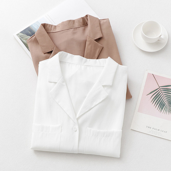 Aktuális női ing két színben, zsebekkel