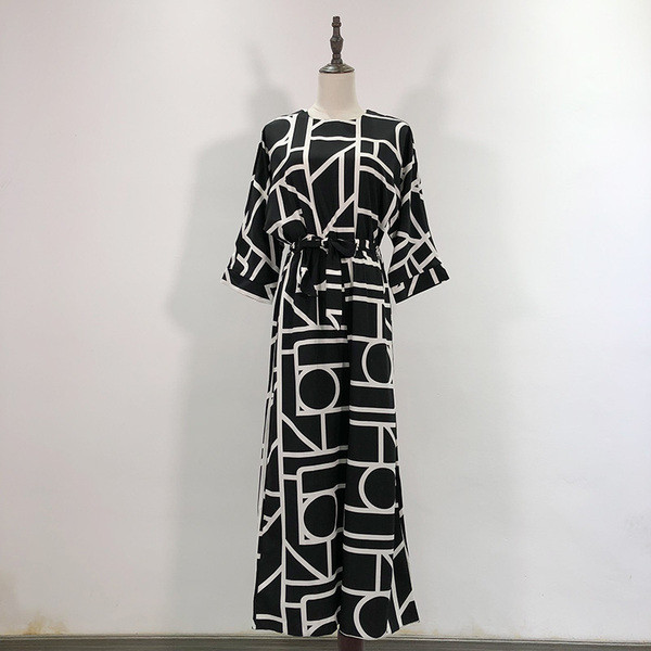 Elegáns női overál fekete színben, mintával