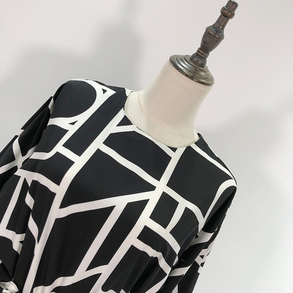 Elegáns női overál fekete színben, mintával