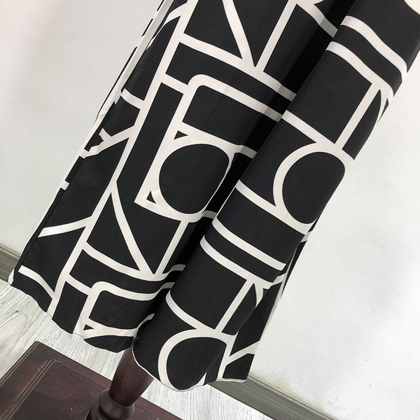 Elegáns női overál fekete színben, mintával