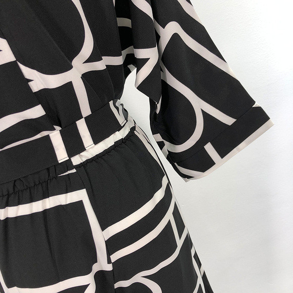 Elegáns női overál fekete színben, mintával